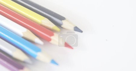 Bild des Verkaufstextes auf mehrfarbigen Einkaufstaschen und Buntstiften auf weißem Hintergrund. Einkaufs-, Einzelhandels- und Sparkonzept digital generiertes Image.