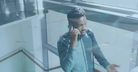 Téléchargez les photos : Image de traitement de données sur un homme d'affaires afro-américain utilisant un smartphone. Concept global d'entreprise et d'interface numérique image générée numériquement. - en image libre de droit