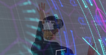 Téléchargez les photos : Scanner au néon et traitement des données contre la vue arrière de la femme gestuelle tout en portant un casque vr. interface informatique et concept technologique - en image libre de droit