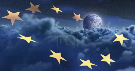 Téléchargez les photos : Les étoiles dorées ornent un ciel nocturne de rêve au-dessus des nuages. La scène évoque un sentiment d'émerveillement et pourrait symboliser la réalisation ou l'aspiration. - en image libre de droit