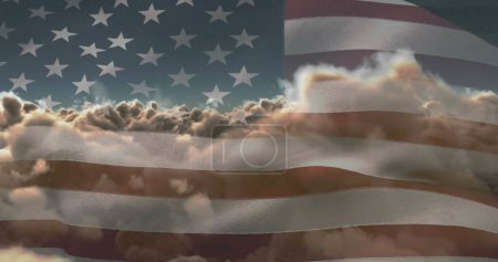 Téléchargez les photos : Un composite numérique du drapeau américain et des nuages. Cette image symbolise le patriotisme et le concept de rêves et d'idéaux américains. - en image libre de droit
