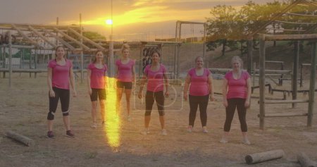 Téléchargez les photos : Image du coucher de soleil sur diverses femmes lors de sauts sur parcours d'obstacles. Concept mondial de sport, de santé, de fitness et d'interface numérique image générée numériquement. - en image libre de droit