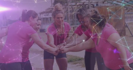 Foto de Imagen de formas sobre diversas mujeres en la carrera de obstáculos formando equipo. Global sport, health, fitness and digital interfaz concept digitally generated image. - Imagen libre de derechos