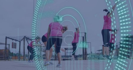 Téléchargez les photos : Image de traitement de données sur diverses femmes à l'exercice de course d'obstacles. Concept mondial de sport, de santé, de fitness et d'interface numérique image générée numériquement. - en image libre de droit