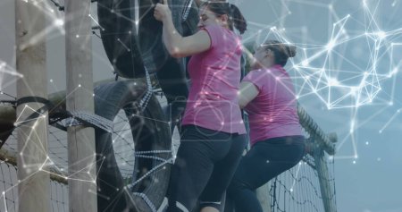 Foto de Imagen de formas sobre diversas mujeres en la escalada de obstáculos. Global sport, health, fitness and digital interfaz concept digitally generated image. - Imagen libre de derechos