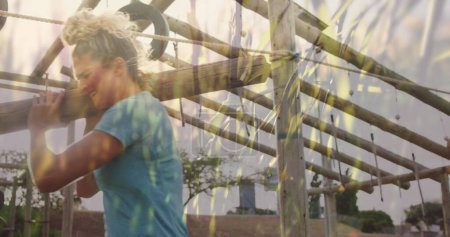 Téléchargez les photos : Image d'herbe sur diverses femmes au parcours d'obstacles portant des barres en bois. Concept mondial de sport, de santé, de fitness et d'interface numérique image générée numériquement. - en image libre de droit