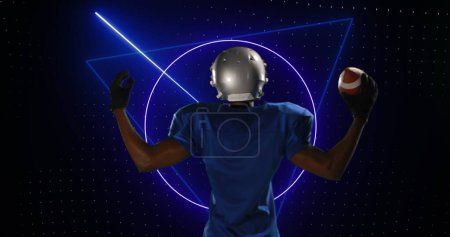 Bild eines lila Scanners, der Daten verarbeitet, mit einem American Football Spieler, der Ball hält. Sport, Wettbewerb und Technologiekonzept, digital generiertes Image.