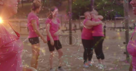 Bild von Formen über verschiedenen Frauen beim Hindernislauf High Fiving. Globales Sport-, Gesundheits-, Fitness- und digitales Schnittstellenkonzept digital generiertes Image.