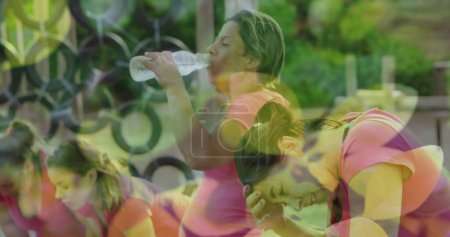 Téléchargez les photos : Image de feuilles sur diverses femmes à la course d'obstacles eau potable. Concept mondial de sport, de santé, de fitness et d'interface numérique image générée numériquement. - en image libre de droit