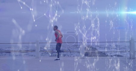 Bild des Netzwerks und der Verarbeitung von Daten über männliche Sportler mit Lauftraining am Meer. Sport-, Leistungs- und Kommunikationstechnikkonzept, digital generiertes Image.