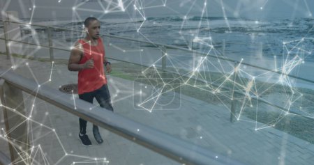 Bild des Netzwerks und der Verarbeitung von Daten über männliche Athleten mit Laufklinge, die am Meer trainieren. Sport-, Leistungs- und Kommunikationstechnikkonzept, digital generiertes Image.