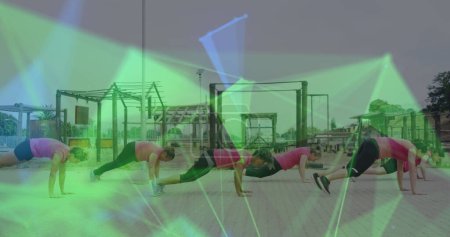 Téléchargez les photos : Image de formes sur diverses femmes à l'exercice de course d'obstacles. Concept mondial de sport, de santé, de fitness et d'interface numérique image générée numériquement. - en image libre de droit