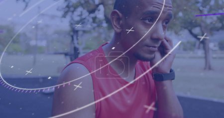 Bild von kreisförmigen Umfang Verarbeitung von Daten über männliche Sportler tragen drahtlose Kopfhörer im Freien. Sport-, Leistungs- und Kommunikationstechnikkonzept, digital generiertes Image.