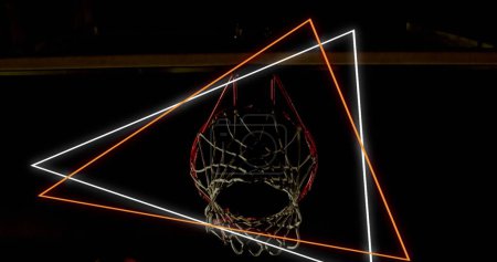 Téléchargez les photos : Image de triangles au néon orange et blanc sur le panier de basket-ball. sport, compétition et concept technologique, image générée numériquement. - en image libre de droit