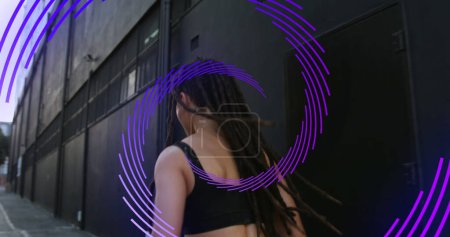 Téléchargez les photos : Image d'une spirale violette tournant sur une athlète féminine courant à l'extérieur avec une montre connectée. sport, fitness et concept technologique, image numérique. - en image libre de droit