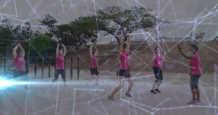 Foto de Imagen de formas sobre diversas mujeres en el ejercicio de la carrera de obstáculos. Global sport, health, fitness and digital interfaz concept digitally generated image. - Imagen libre de derechos