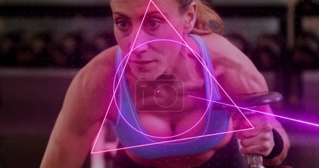 Téléchargez les photos : Image du scanner au néon rotatif traitant les données sur l'athlète féminine faisant de l'exercice avec des poids. sport, fitness et concept technologique, image numérique. - en image libre de droit