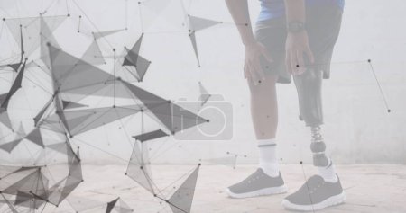 Téléchargez les photos : Image d'un réseau flottant sur un athlète masculin avec une jambe prothétique faisant de l'exercice à l'extérieur. sport, réalisation et concept de technologie de la communication, image générée numériquement. - en image libre de droit