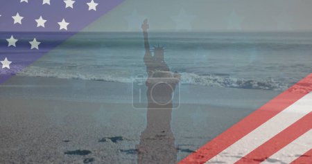 Bild der amerikanischen Flagge, die Freiheitsstatue und Meer mit Strand zeigt. Patriotismus, Feier und Demokratiekonzept digital erzeugtes Image.