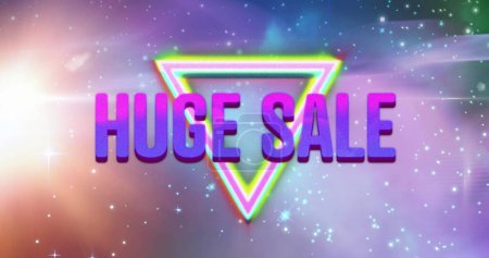 Bild von retro riesigen Verkauf lila Text über Neon-Dreieck mit Sternen auf glühendem Hintergrund. Vintage Retail, Spar- und Einkaufskonzept digital generiertes Image.