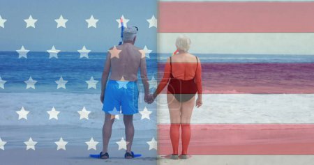 Téléchargez les photos : Image du drapeau des Etats-Unis sur le couple de personnes âgées caucasiennes sur la plage en été. Usa, diversité américaine, drapeau national et patriotisme concept image générée numériquement. - en image libre de droit