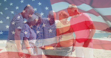 Téléchargez les photos : Image de drapeau des Etats-Unis sur divers amis aînés sur la plage en été. Usa, diversité américaine, drapeau national et patriotisme concept image générée numériquement. - en image libre de droit