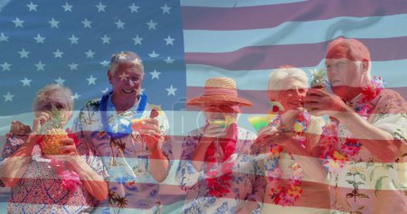 Foto de Imagen de la bandera de EE.UU. sobre amigos mayores caucásicos en la playa en verano. EE.UU., patriotismo americano, bandera nacional y concepto de estilo de vida imagen generada digitalmente. - Imagen libre de derechos