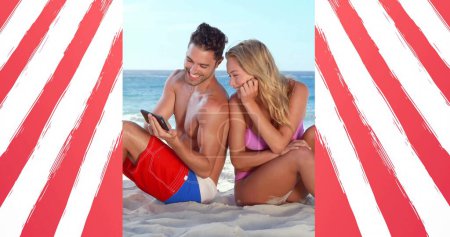 Foto de Imagen de la bandera de EE.UU. sobre pareja caucásica en la playa en verano. EE.UU., patriotismo americano, bandera nacional y concepto de estilo de vida imagen generada digitalmente. - Imagen libre de derechos