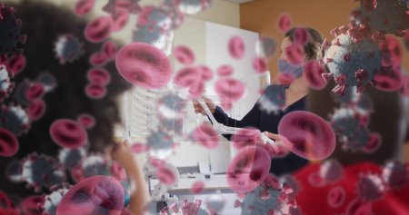 Foto de Múltiples células covid-19 y vasos sanguíneos flotando contra las maestras que enseñan anatomía en la escuela. covid-19 concepto pandémico de coronavirus - Imagen libre de derechos