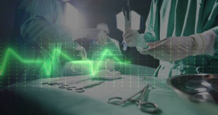Imagen del procesamiento de datos sobre diversos cirujanos en el hospital. Medicina global, salud, conexiones, computación y procesamiento de datos concepto de imagen generada digitalmente.
