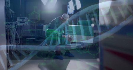 Image du brin d'ADN et traitement de données sur un chirurgien caucasien à l'hôpital. Médecine mondiale, services de santé, connexions, informatique et traitement des données concept image générée numériquement.