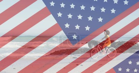 Téléchargez les photos : Image de drapeau américain révélant statue de la liberté et femme à vélo sur la plage. usa patriotisme, célébration et concept de démocratie image générée numériquement. - en image libre de droit