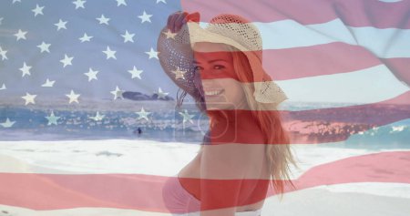 Bild der Flagge der USA über einer kaukasischen Frau am Strand im Sommer. USA, amerikanischer Patriotismus, Nationalflagge und Lifestylekonzept digital generiertes Image.