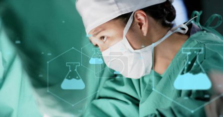 Téléchargez les photos : Image de brin d'ADN sur divers chirurgiens à l'hôpital. Médecine mondiale, soins de santé, connexions, informatique et traitement des données concept image générée numériquement. - en image libre de droit