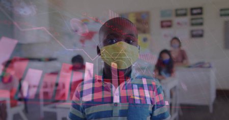 Téléchargez les photos : Image d'une interface numérique montrant des statistiques avec un écolier en classe portant un masque facial. soins de santé et protection pendant le coronavirus covid 19 pandémie, image générée numériquement - en image libre de droit