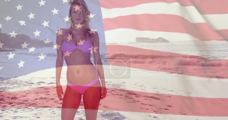 Imagen de la bandera de usa sobre mujer caucásica en la playa en verano. 