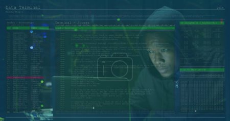 Téléchargez les photos : Image de traitement de données sur un pirate informatique afro-américain. Concept de Cloud Computing image générée numériquement. - en image libre de droit