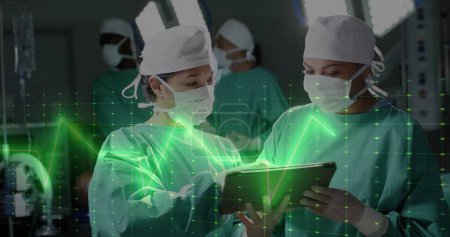 Bild der Datenverarbeitung über verschiedene Chirurgen mit Tablet im Krankenhaus. Globale Medizin, Gesundheitswesen, Verbindungen, Computer- und Datenverarbeitungskonzept digital generiertes Bild.