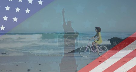 Téléchargez les photos : Image de drapeau américain révélant statue de la liberté et femme à vélo sur la plage. usa patriotisme, célébration et concept de démocratie image générée numériquement. - en image libre de droit