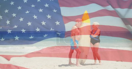 Téléchargez les photos : Image du drapeau des Etats-Unis sur le couple de personnes âgées caucasiennes sur la plage en été. Etats-Unis, patriotisme américain, drapeau national et concept de style de vie image générée numériquement. - en image libre de droit