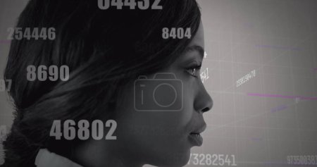 Téléchargez les photos : Image du traitement des données sur la femme sur l'interface. interface numérique, concept de communication et de technologie image générée numériquement. - en image libre de droit