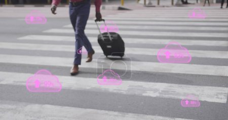 Téléchargez les photos : Image de nuages numériques roses avec des nombres croissants au-dessus de l'homme traversant la rue avec une valise en ville. finance mondiale, concept de communication et de connexion image générée numériquement. - en image libre de droit