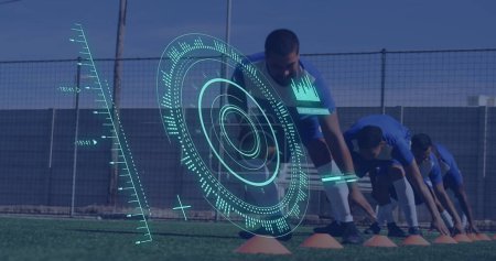 Bild der Scanner und Datenverarbeitung über verschiedene männliche Fußballspieler beim Training. Globaler Sport und digitales Schnittstellenkonzept digital generiertes Image.