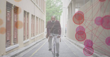 Bild von Netzwerken mit digitalen Ikonen über einem afrikanisch-amerikanischen Mann, der in der Stadt Fahrrad fährt. globales soziales Netzwerk, Kommunikations- und Verbindungskonzept digital generiertes Bild.
