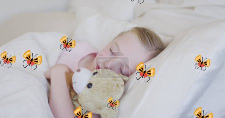 Téléchargez les photos : Image de papillons sur la fille caucasienne endormie. vie familiale, concept de maison et d'enfance image générée numériquement. - en image libre de droit