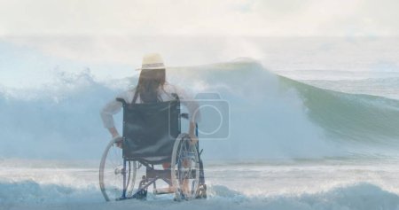 Téléchargez les photos : Image de paysage marin sur femme cuacasienne handicapée assise en fauteuil roulant. Journée internationale des personnes handicapées concept image générée numériquement. - en image libre de droit