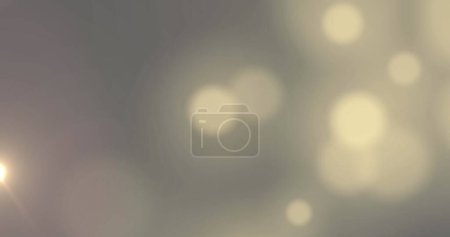 Téléchargez les photos : Image de bokeh taches de lumière blanche se déplaçant sur fond gris. mouvement, énergie et lumière, interface abstraite concept de fond image générée numériquement. - en image libre de droit