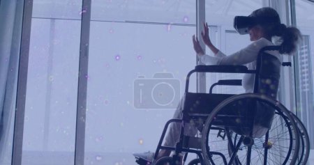 Une femme en fauteuil roulant regarde par la fenêtre, avec de l'espace pour copier. Capte un moment de contemplation ou de nostalgie à la maison.