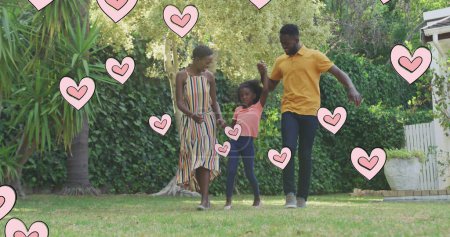 Téléchargez les photos : Image de cœurs sur la famille afro-américaine heureuse dans le jardin. vie familiale, amour et nature concept image générée numériquement. - en image libre de droit
