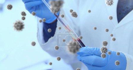Bild von schwimmenden Makro-Covid-19-Zellen über einem Arzt, der Proben entnimmt und medizinische Handschuhe im Labor trägt. Medizinisches Personal während des Covid-19 Coronavirus Pandemiekonzepts.